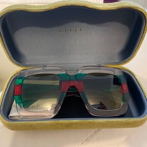 Gucci rectangular sunglasses!